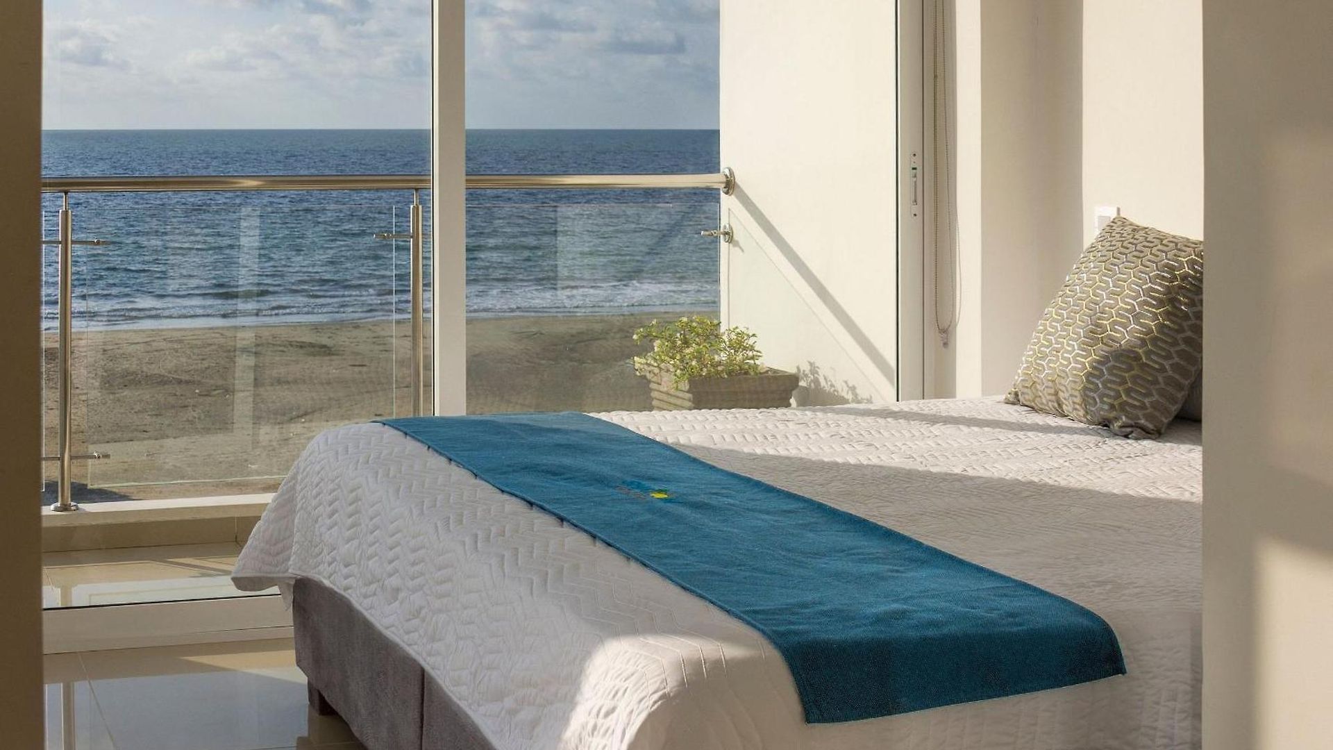 Amazing House 13br W/pool & Staff * Cartagena