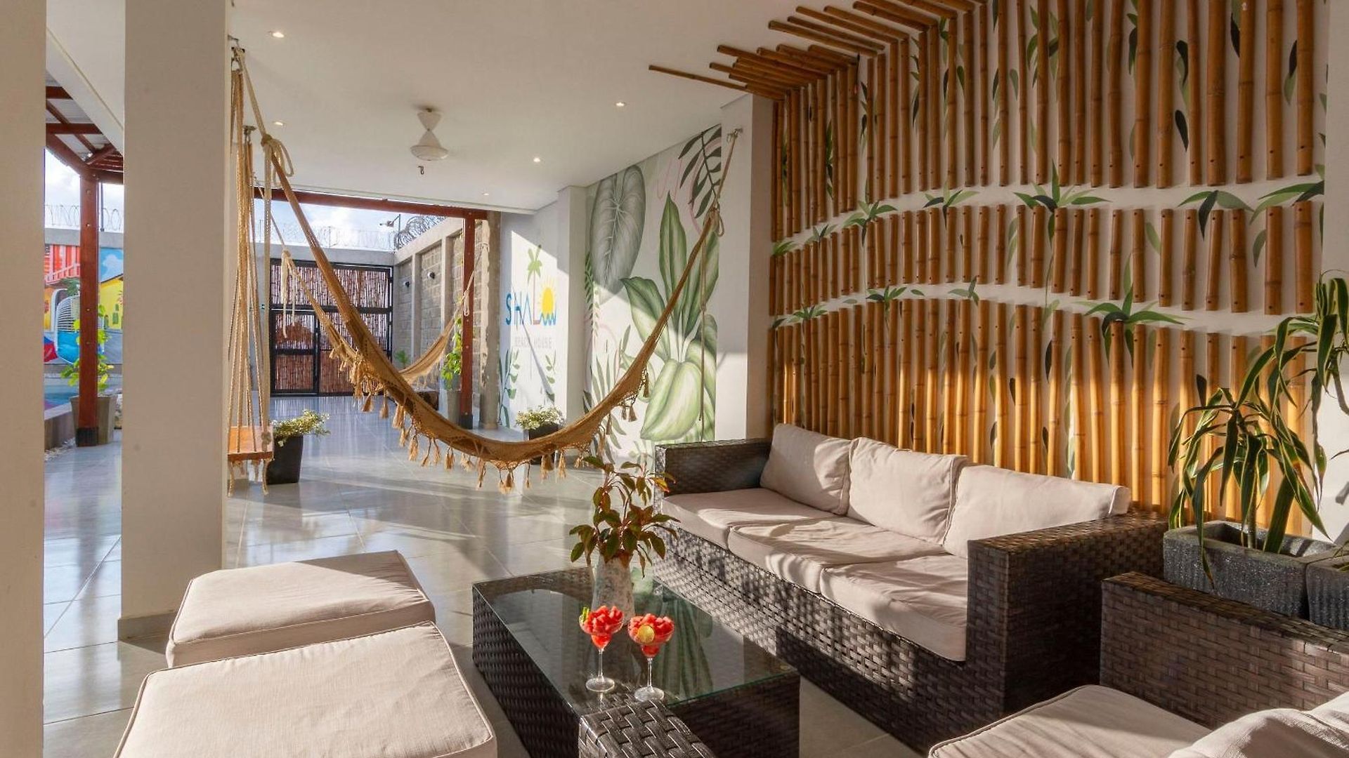 Сasa de vacaciones Amazing House 13br W/pool & Staff
