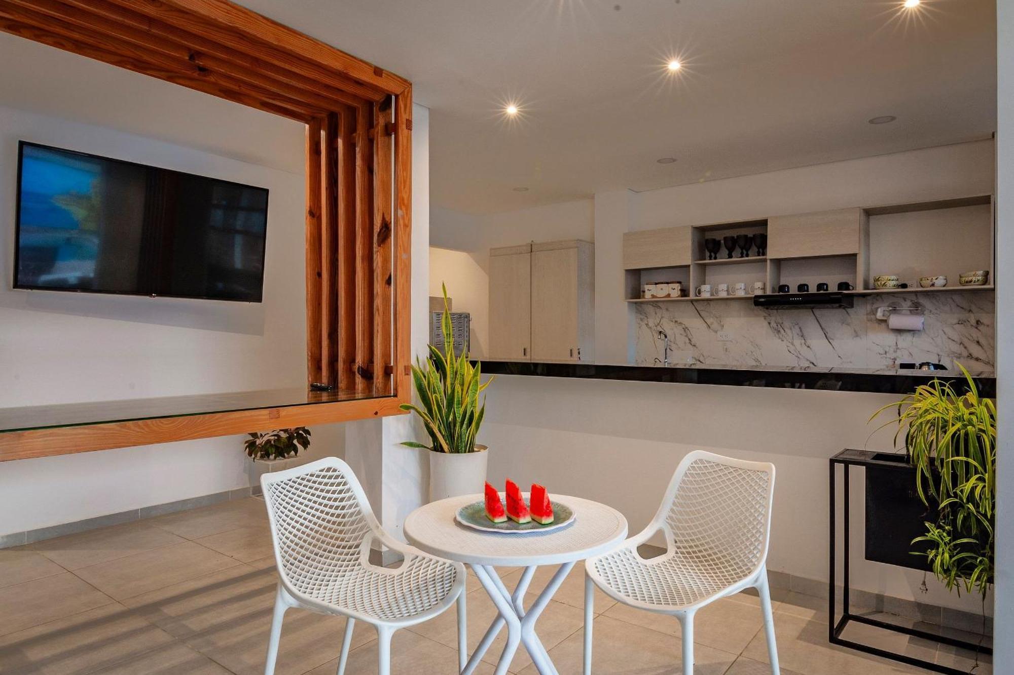 Amazing House 13br W/pool & Staff Cartagena